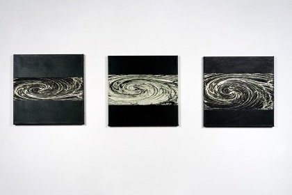 Gudrun Klebeck, Wirbel Schwarzgrün III, I, II, 2018; Acryl auf Baumwollgewebe, Fotodruck, je 40 x 40 cm
